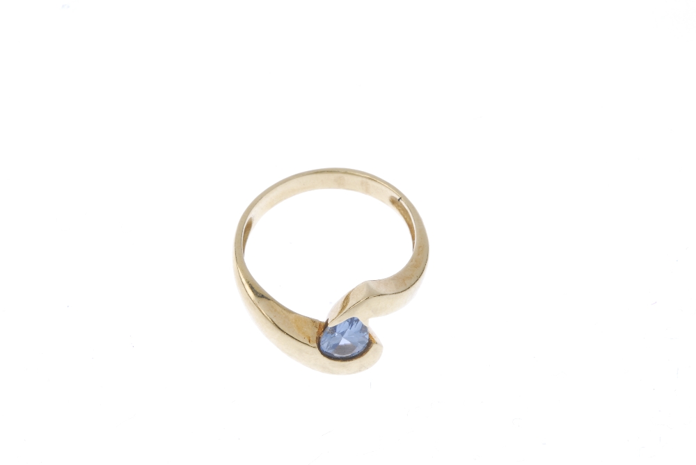 A synthetic spinel crossover ring. The pear-shape blue synthetic spinel, to the asymmetric shoulders - Image 2 of 4