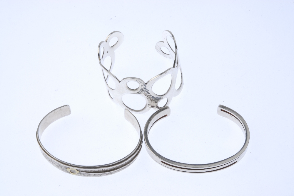 A quantity of gem-set silver and white metal jewellery. To include a pendant designed as two - Image 3 of 3