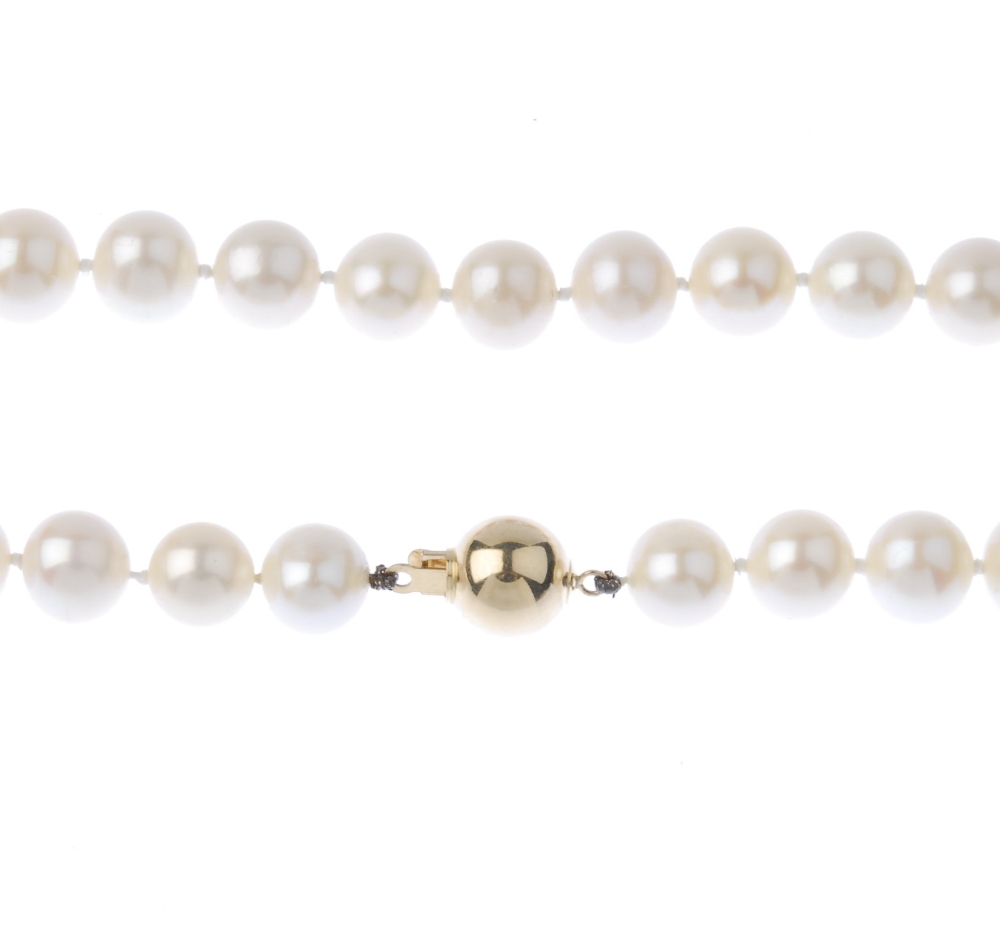 (541094-5-A) A cultured pearl single-strand necklace. Comprising a single strand of fifty-one - Image 4 of 4