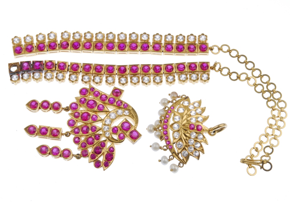 (98098) A selection of Asian jewellery. To include a textured panel and bead necklace, a floral - Image 4 of 5