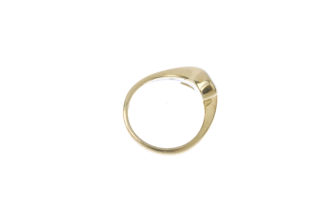 A diamond crossover ring. Of bi-colour design, the brilliant-cut diamond, to the asymmetric - Image 4 of 4