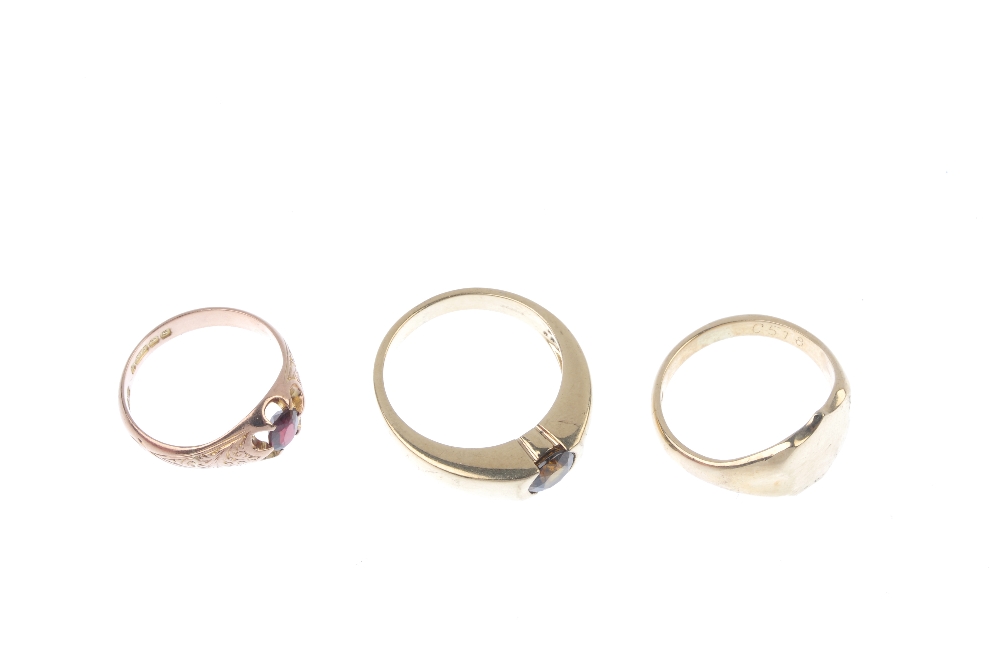 A selection of three 9ct gold rings. To include a shield-shape signet ring, an early 20th century - Image 3 of 4