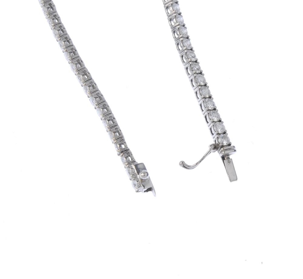 (545096-1-A) A diamond bracelet. The brilliant-cut diamond line, with push clasp. Estimated total - Image 3 of 4