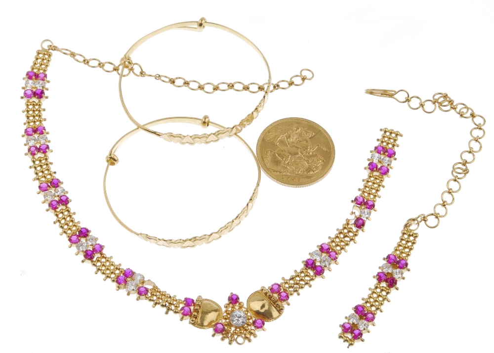 (98098) A selection of Asian jewellery. To include a textured panel and bead necklace, a floral - Image 5 of 5