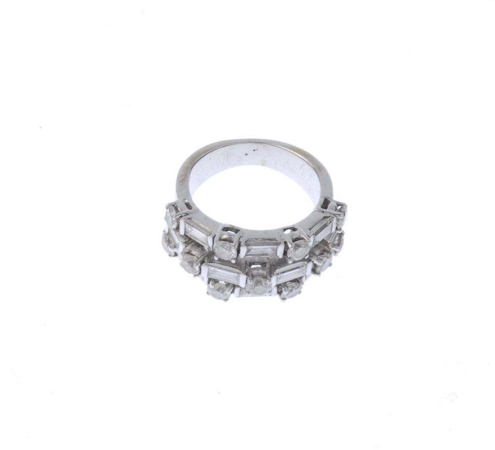 (541429-2-A) A diamond dress ring. Comprising three alternating brilliant and baguette-cut diamond - Image 2 of 4