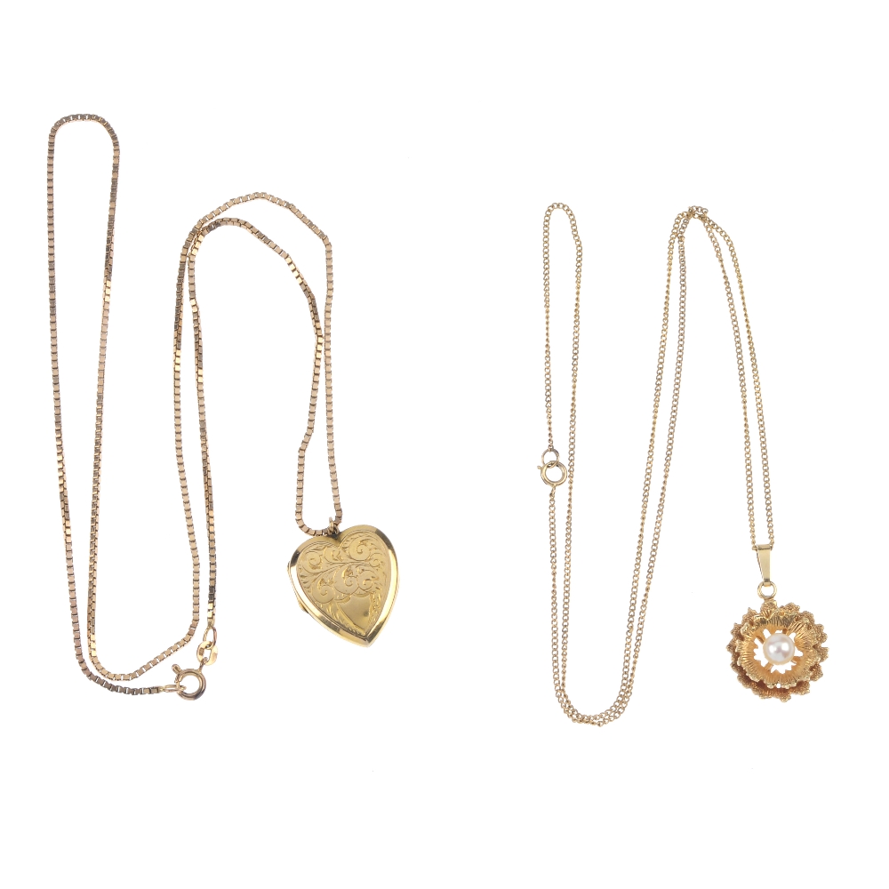 A selection of jewellery. To include a 9ct gold cultured pearl floral pendant suspended from a - Image 3 of 5