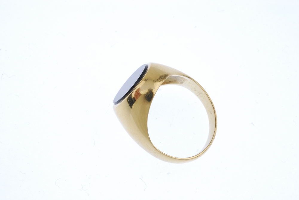 A gentleman's onyx signet ring. The oval onyx panel, to the tapered band. Weight 5.9gms. Overall - Image 3 of 4