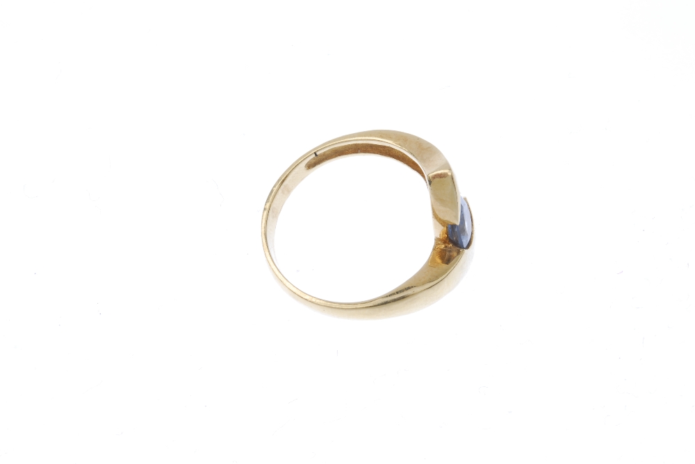 A synthetic spinel crossover ring. The pear-shape blue synthetic spinel, to the asymmetric shoulders - Image 4 of 4