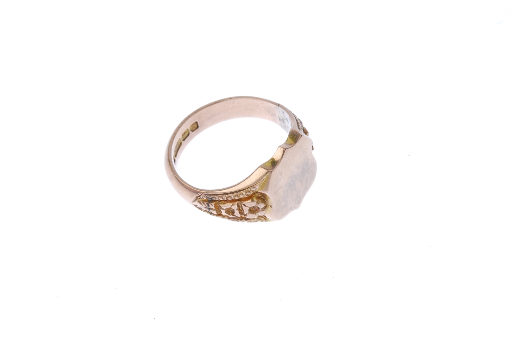 An early 20th century 9ct gold signet ring. The shield-shape panel, to the floral sides and plain - Image 3 of 4