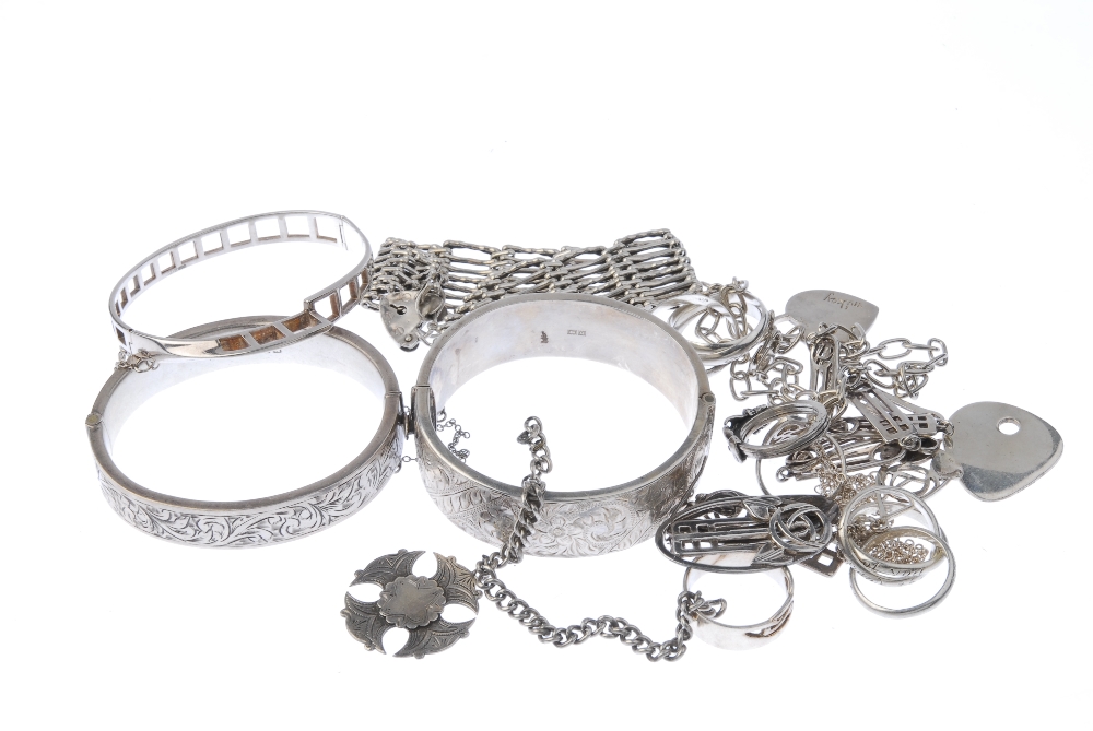 A quantity of silver and white metal jewellery. To include a hinged silver bangle with acanthus - Image 2 of 2