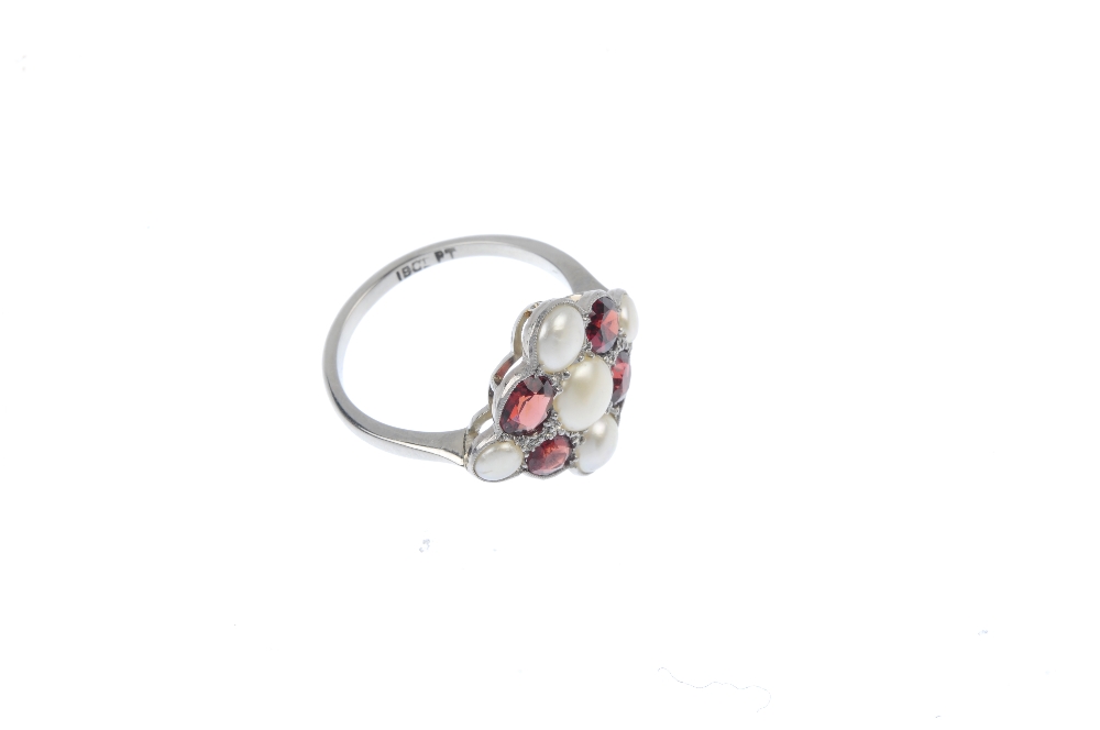 A freshwater cultured pearl and garnet cluster ring. The freshwater cultured pearl and oval-shape - Image 3 of 4