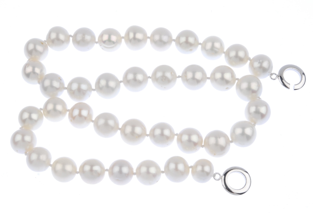 (117589) A single row uniform cultured pearl necklace. The cultured pearls measuring approximately - Image 2 of 3