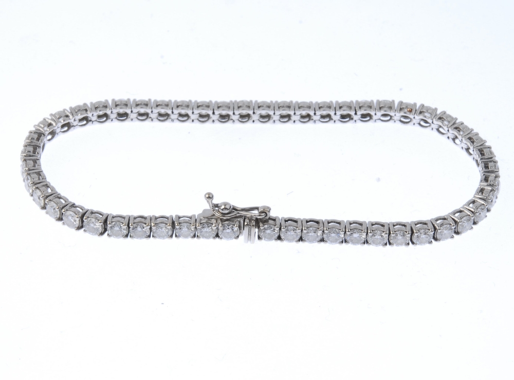 (545096-1-A) A diamond bracelet. The brilliant-cut diamond line, with push clasp. Estimated total - Image 4 of 4