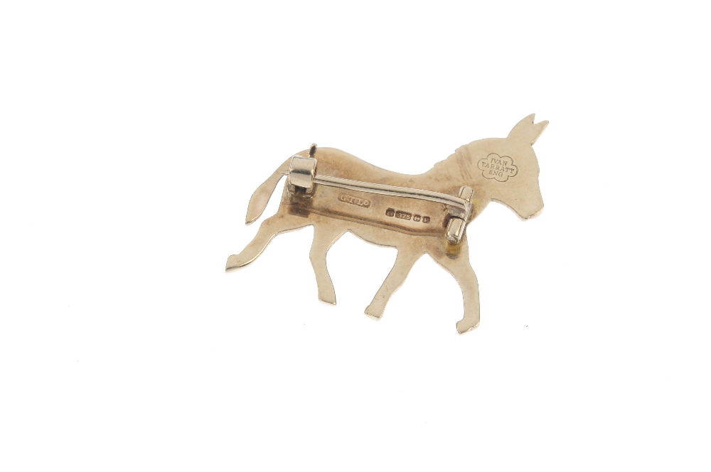 IVAN TARRATT - a 9ct gold donkey brooch. Designed as a donkey, with textured detail. Maker's marks - Image 2 of 2