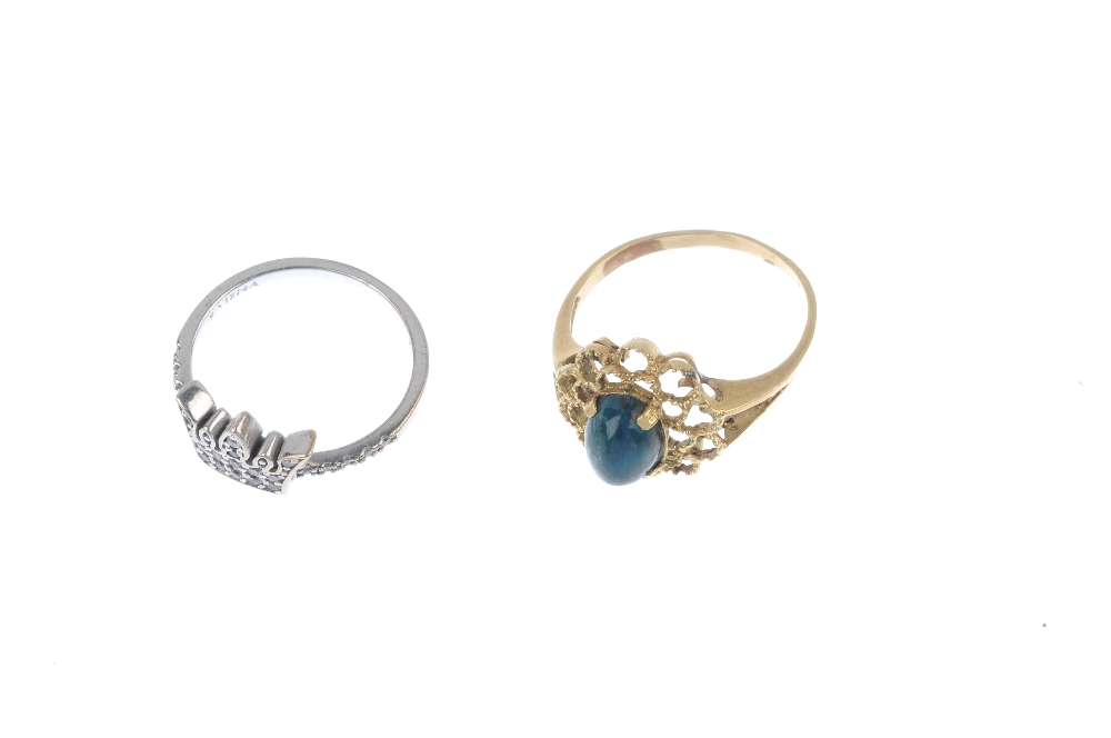 A paste crown ring and a hard-stone single-stone ring. The first designed as a crown set - Image 2 of 4