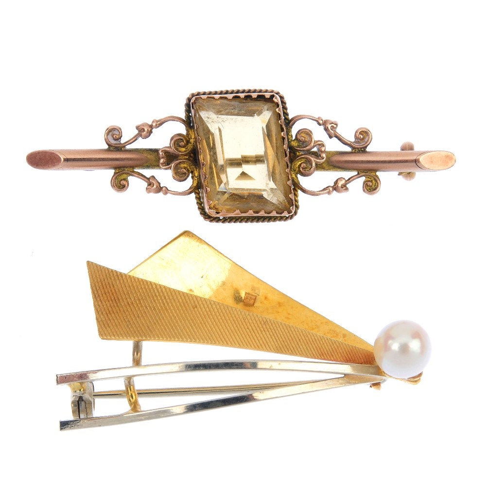 A selection of jewellery. To include an early 20th century 9ct gold rhomboid-shape citrine bar