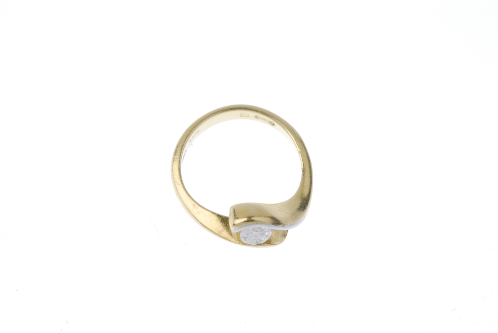 A diamond crossover ring. Of bi-colour design, the brilliant-cut diamond, to the asymmetric - Image 2 of 4