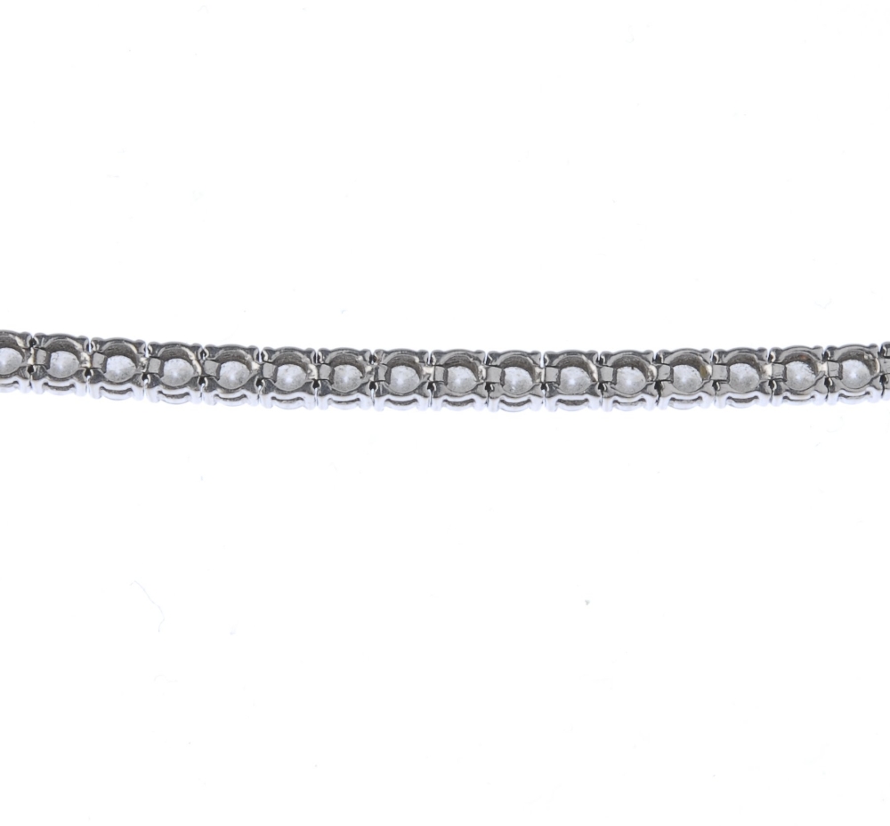 (545096-1-A) A diamond bracelet. The brilliant-cut diamond line, with push clasp. Estimated total - Image 2 of 4