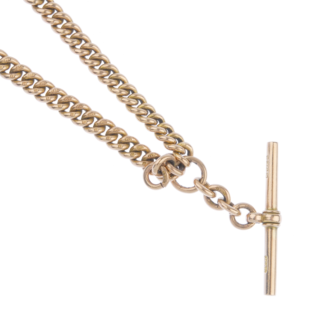 An early 20th century 9ct gold Albert chain. The curb-link Albert chain, suspending a T-bar, with