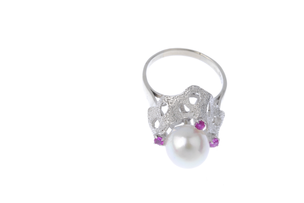 A cultured pearl and sapphire dress ring. he cultured pearl, to the textured undulating surround, - Image 2 of 4