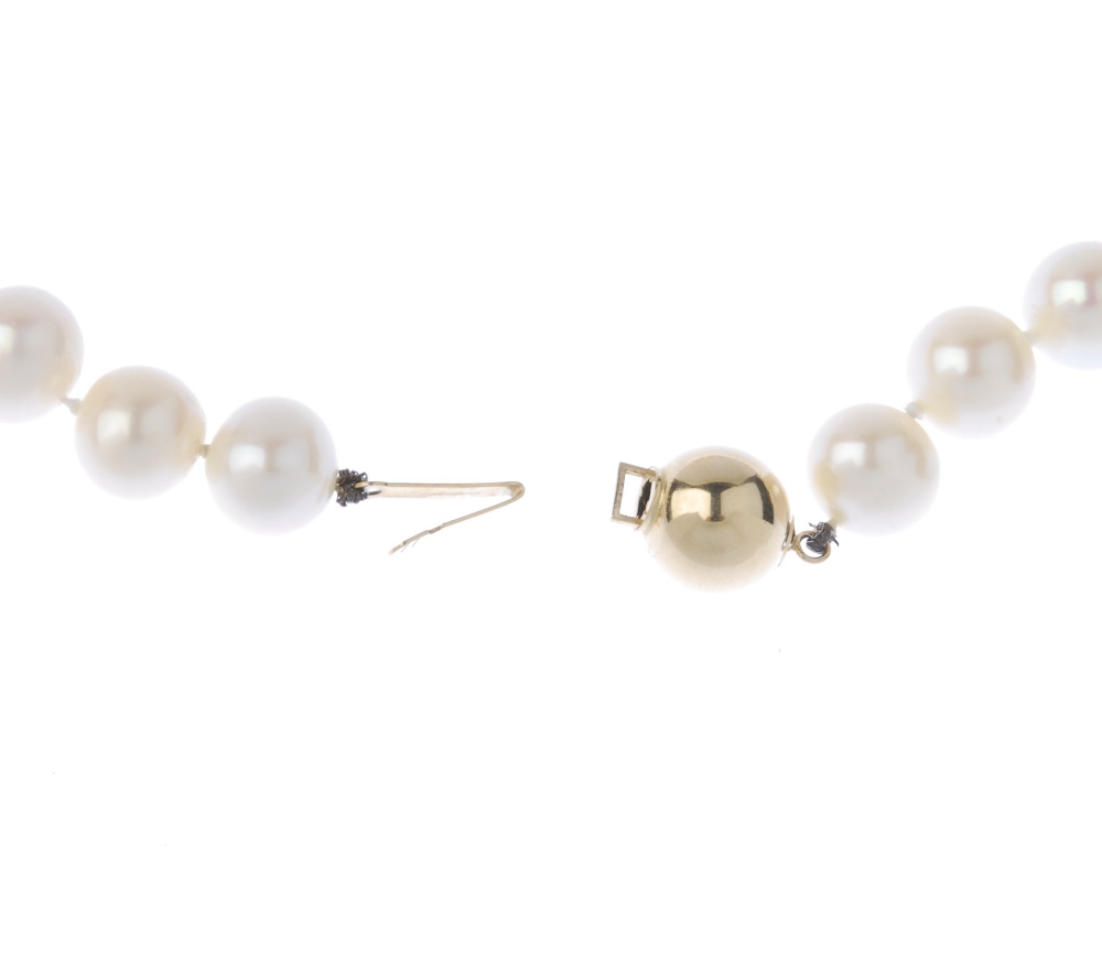 (541094-5-A) A cultured pearl single-strand necklace. Comprising a single strand of fifty-one - Image 3 of 4