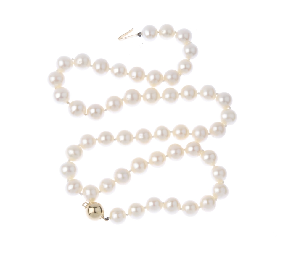 (541094-5-A) A cultured pearl single-strand necklace. Comprising a single strand of fifty-one - Image 2 of 4