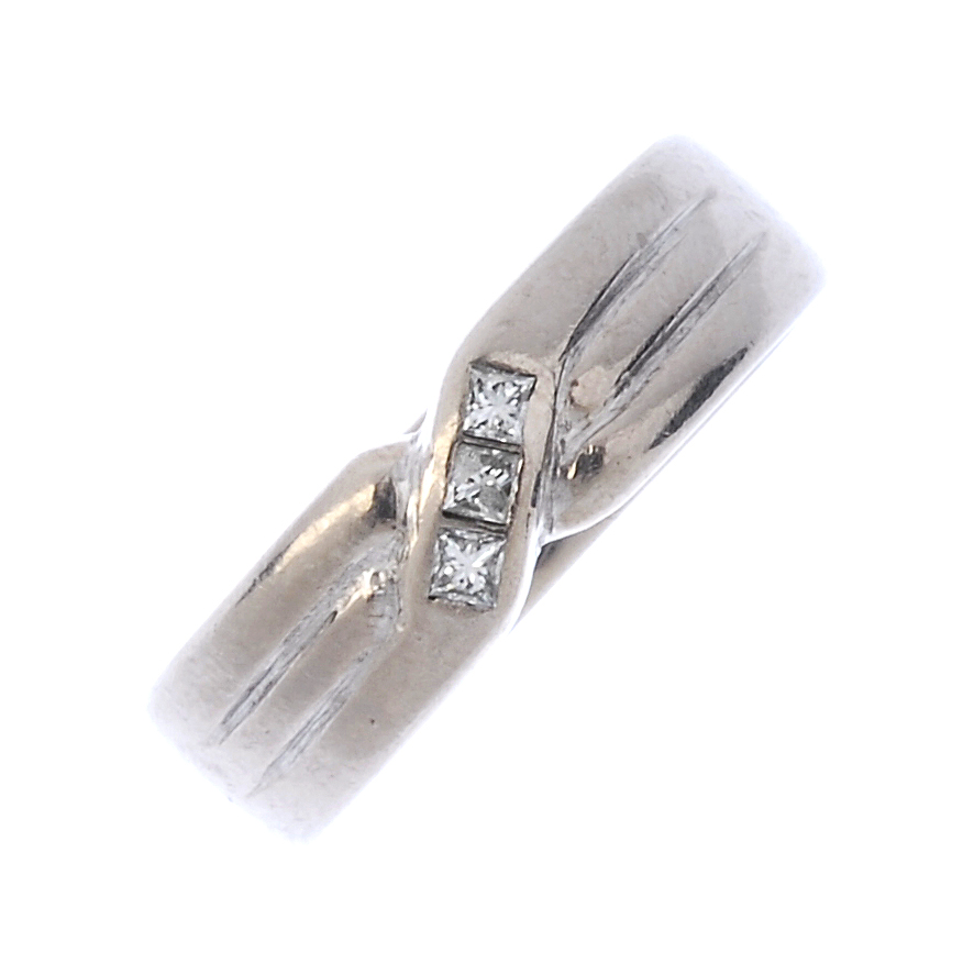 An 18ct gold diamond crossover band ring. The square-shape diamond line, to the crossover band