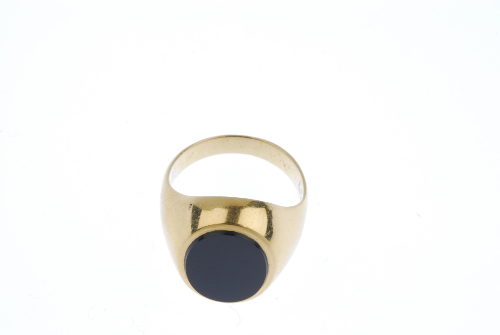 A gentleman's onyx signet ring. The oval onyx panel, to the tapered band. Weight 5.9gms. Overall - Image 2 of 4