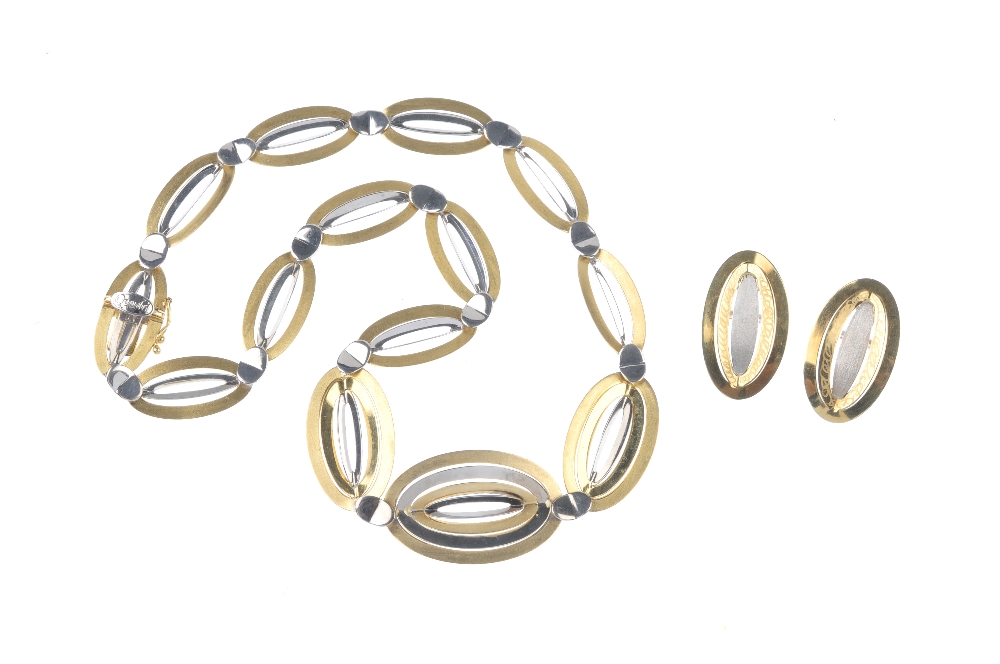 A set of jewellery. The necklace designed as a bi-colour series of graduated oval-shape vari- - Image 2 of 2