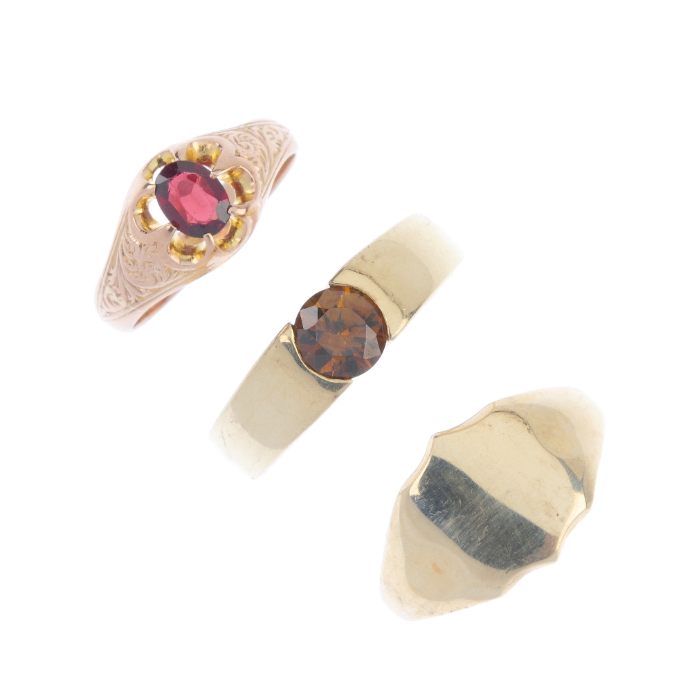 A selection of three 9ct gold rings. To include a shield-shape signet ring, an early 20th century