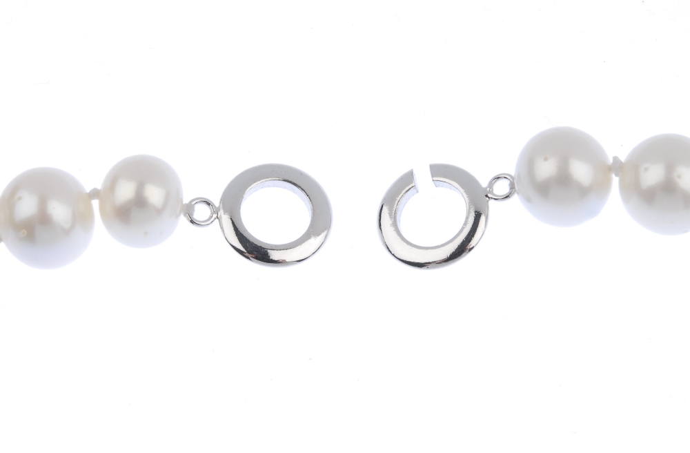 (117589) A single row uniform cultured pearl necklace. The cultured pearls measuring approximately - Image 3 of 3