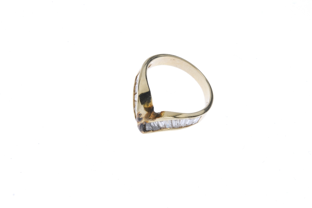 A diamond chevron ring. The tapered baguette-cut diamond curved lines, to the slightly tapered band. - Image 2 of 4