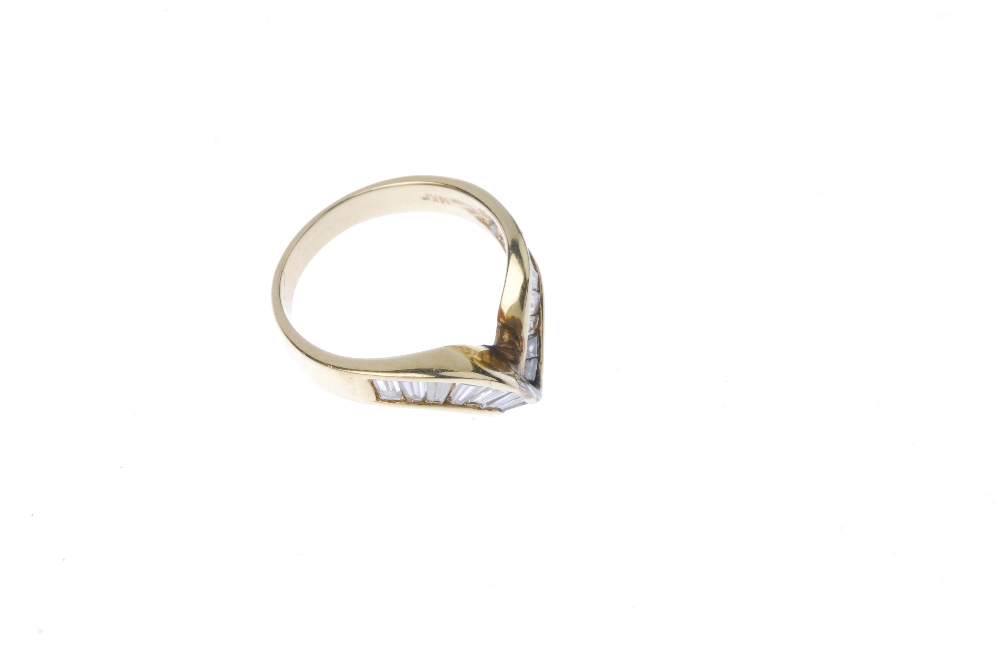 A diamond chevron ring. The tapered baguette-cut diamond curved lines, to the slightly tapered band. - Image 3 of 4