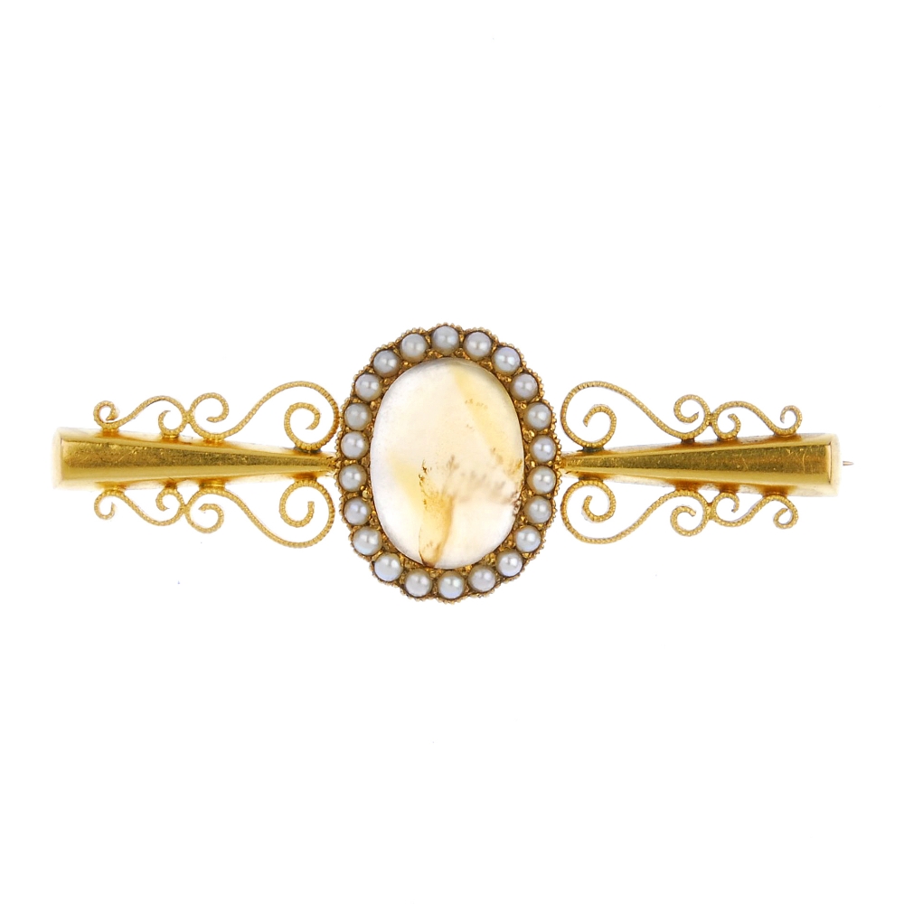 (540912-2-A) An early 20th century 15ct gold agate and split pearl brooch. The oval agate