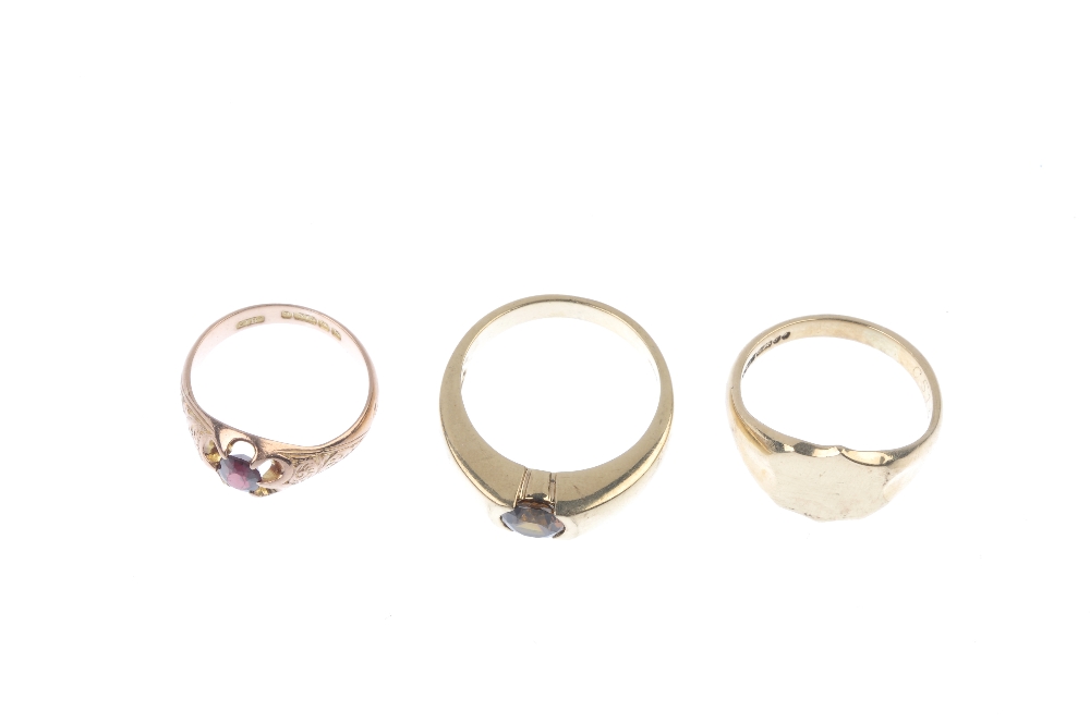 A selection of three 9ct gold rings. To include a shield-shape signet ring, an early 20th century - Image 2 of 4