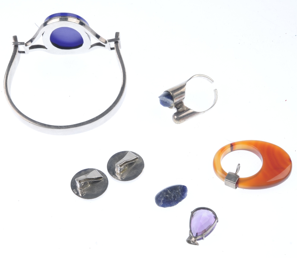 A selection of white metal gem-set jewellery. To include two oval-shape banded agate panel brooches, - Image 4 of 4