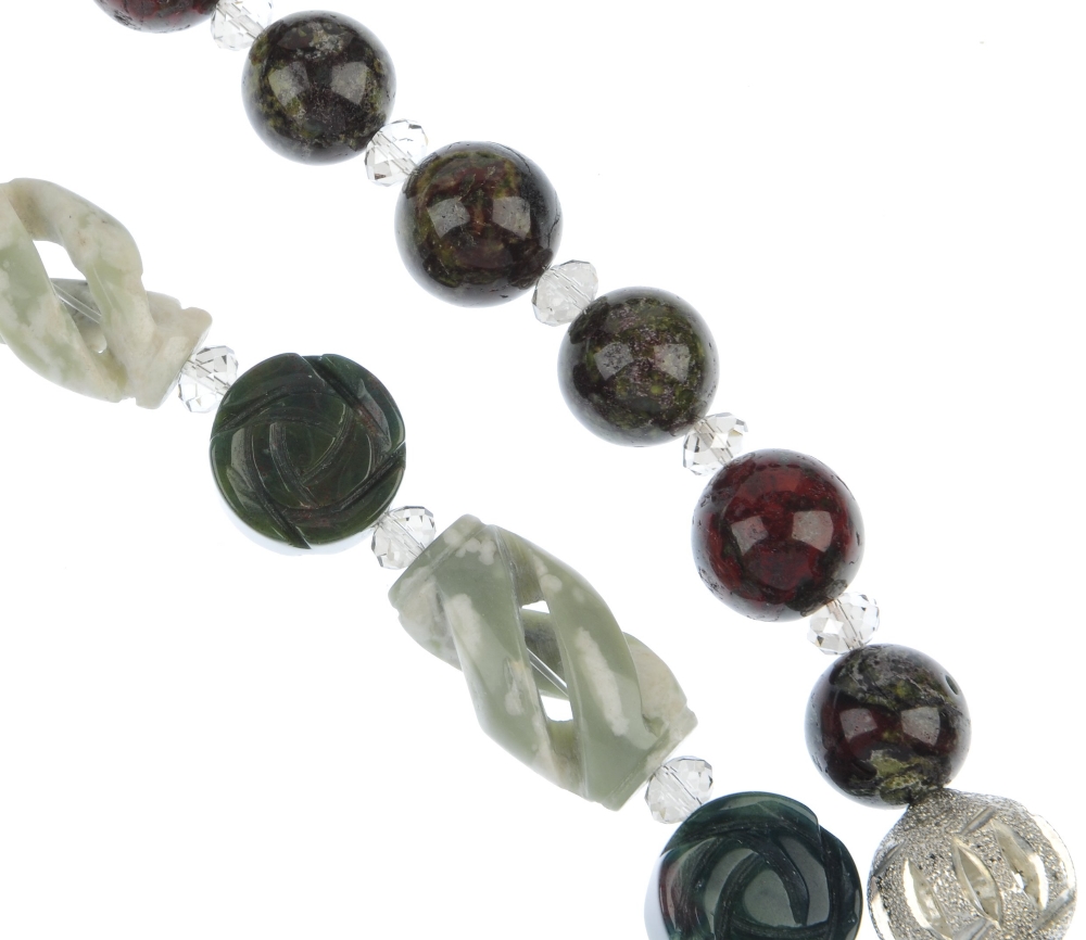 Four agate and hardstone necklaces. To include a dyed agate necklace, the magenta beads - Image 4 of 5