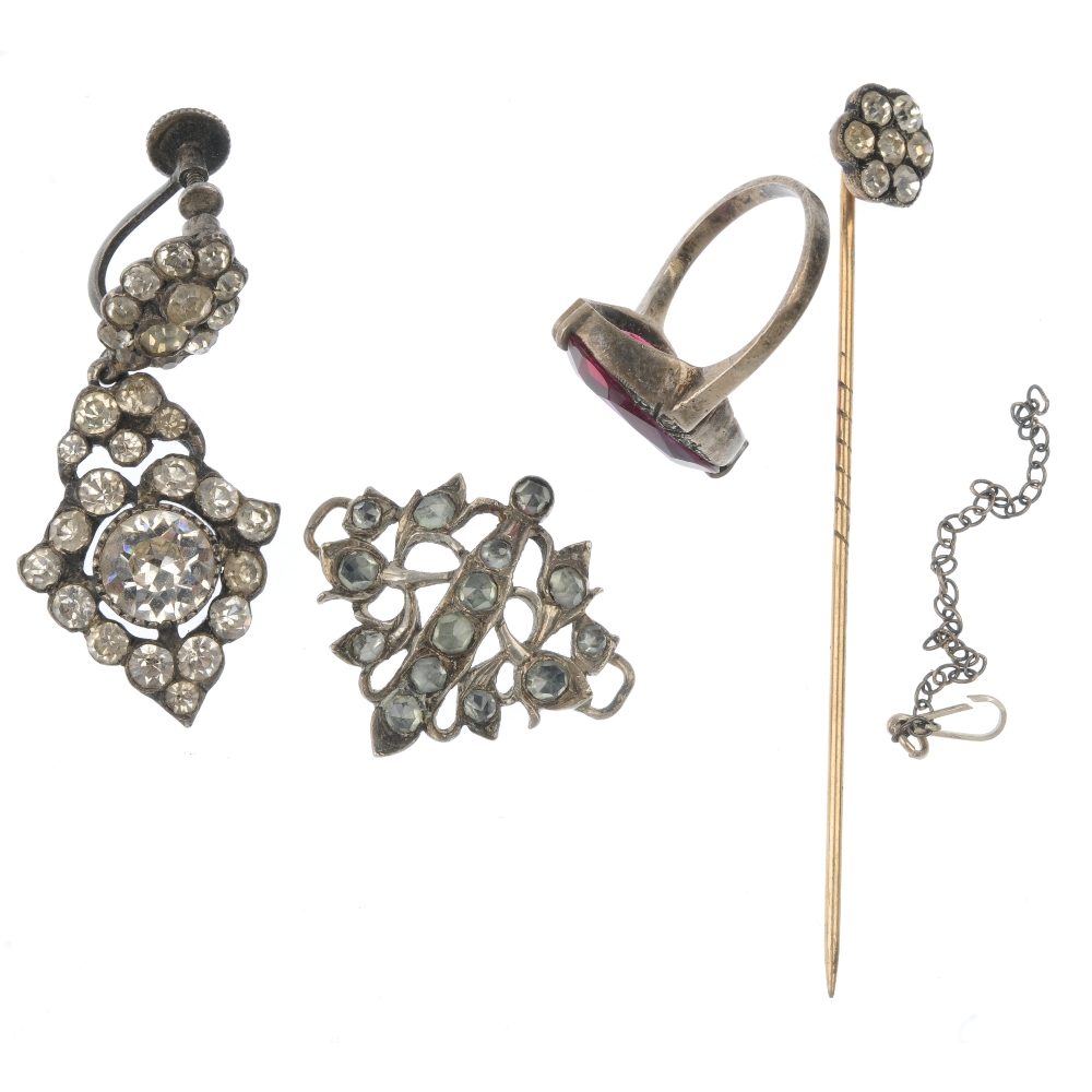 A selection of early 20th century paste jewellery. To include a swallow brooch, a tortoise brooch, a - Image 4 of 4