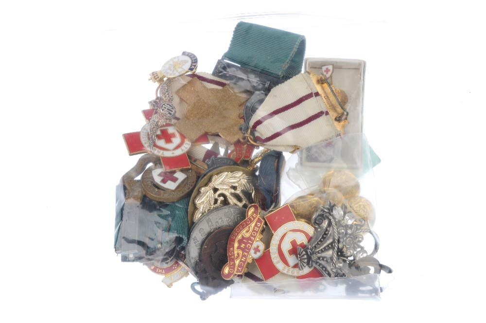 A selection of medals, badges and military brooches. To include various Red Cross medals and badges, - Image 2 of 2