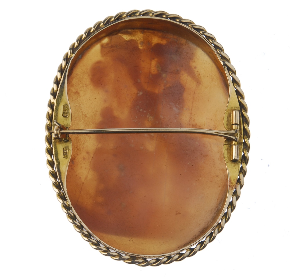 A cameo brooch. Of oval outline, the shell cameo carved to depict Christ's crucifixion, to the - Image 2 of 2