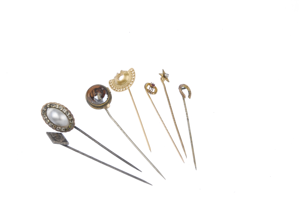 A selection of stickpins. To include a horseshoe stickpin and a star with colourless paste stickpin. - Image 2 of 2