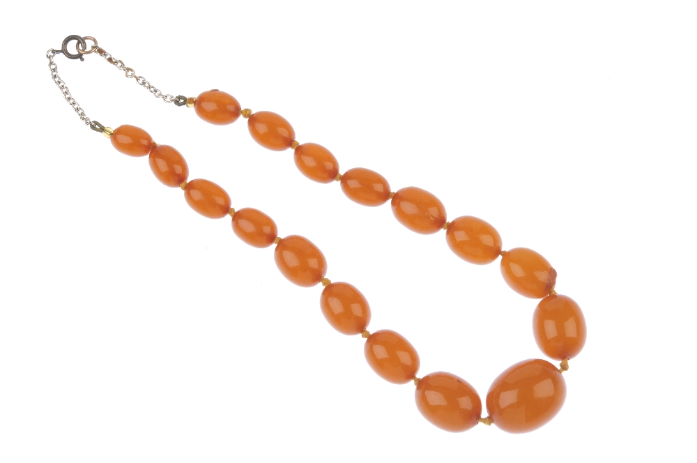 An early 20th reconstructed amber bead necklace. Comprising a single row of graduated beads - Image 2 of 2