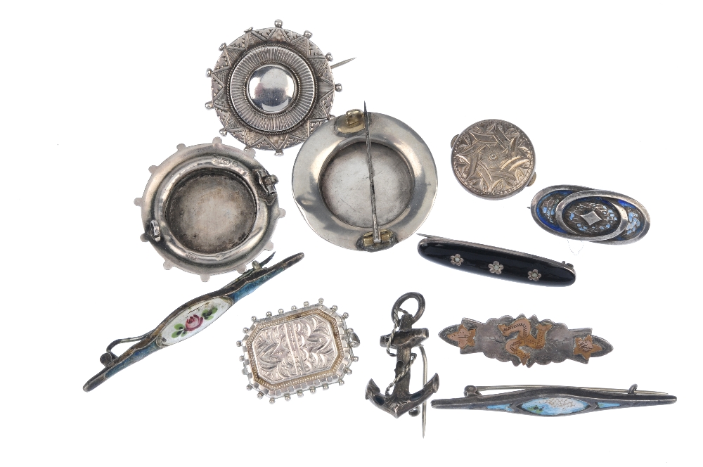 A selection of late 19th to early 20th century silver brooches. To include an early 20th century - Image 2 of 2