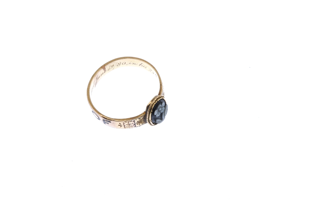 A mid Victorian gold memorial ring. The central oval onyx panel carved to depict a forget-me-not - Image 3 of 4