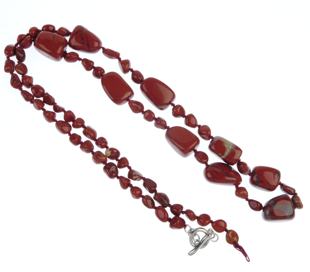 Four agate and hardstone necklaces. To include a dyed agate necklace, the magenta beads - Image 2 of 5
