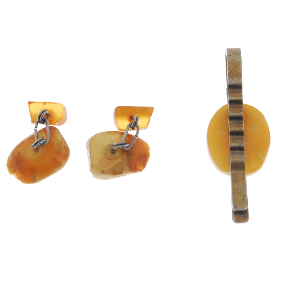 A natural amber tie slide and a pair of cufflinks. The natural amber to the tie slide, of oval - Image 2 of 2