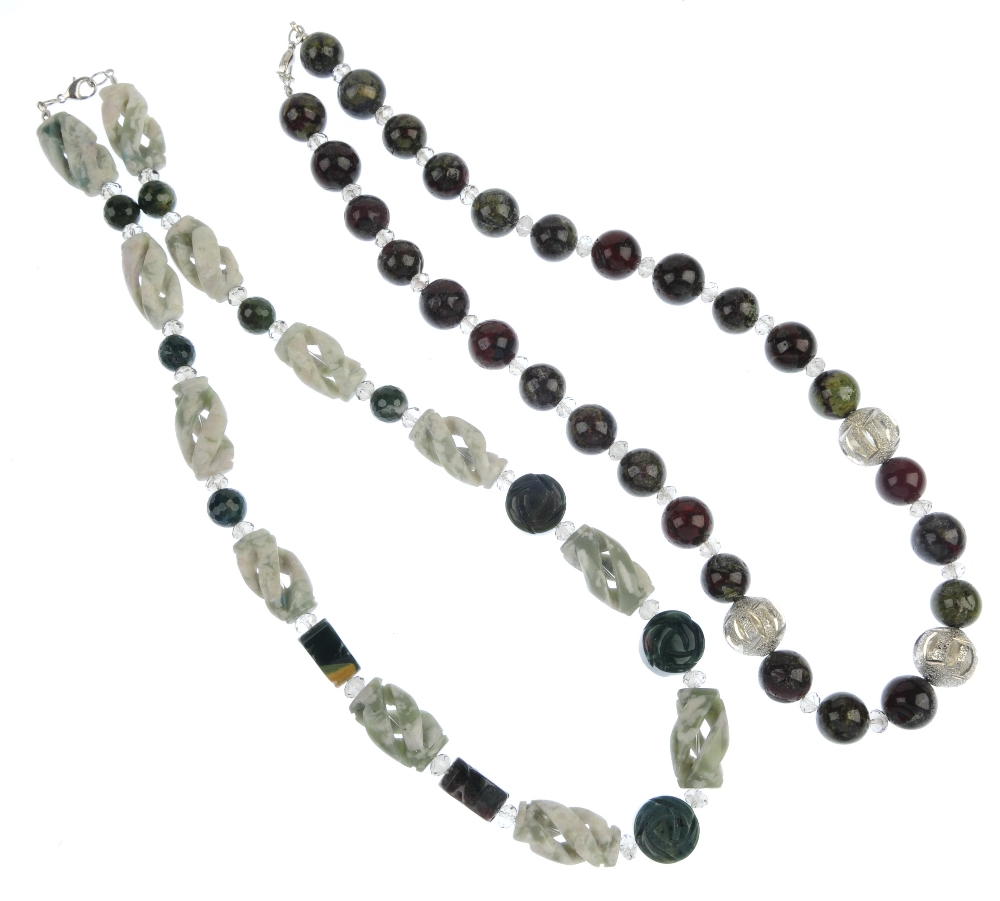 Four agate and hardstone necklaces. To include a dyed agate necklace, the magenta beads - Image 3 of 5