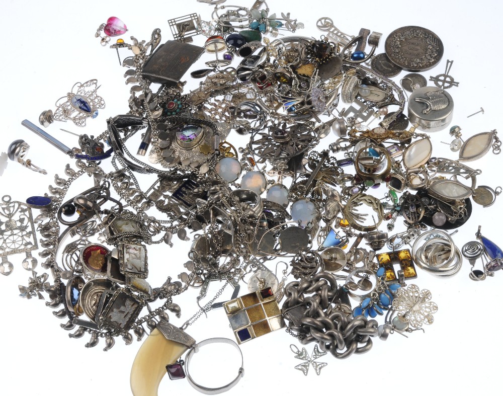 A selection of silver and white metal jewellery. To include filigree jewellery, an enamel ring, - Image 2 of 2
