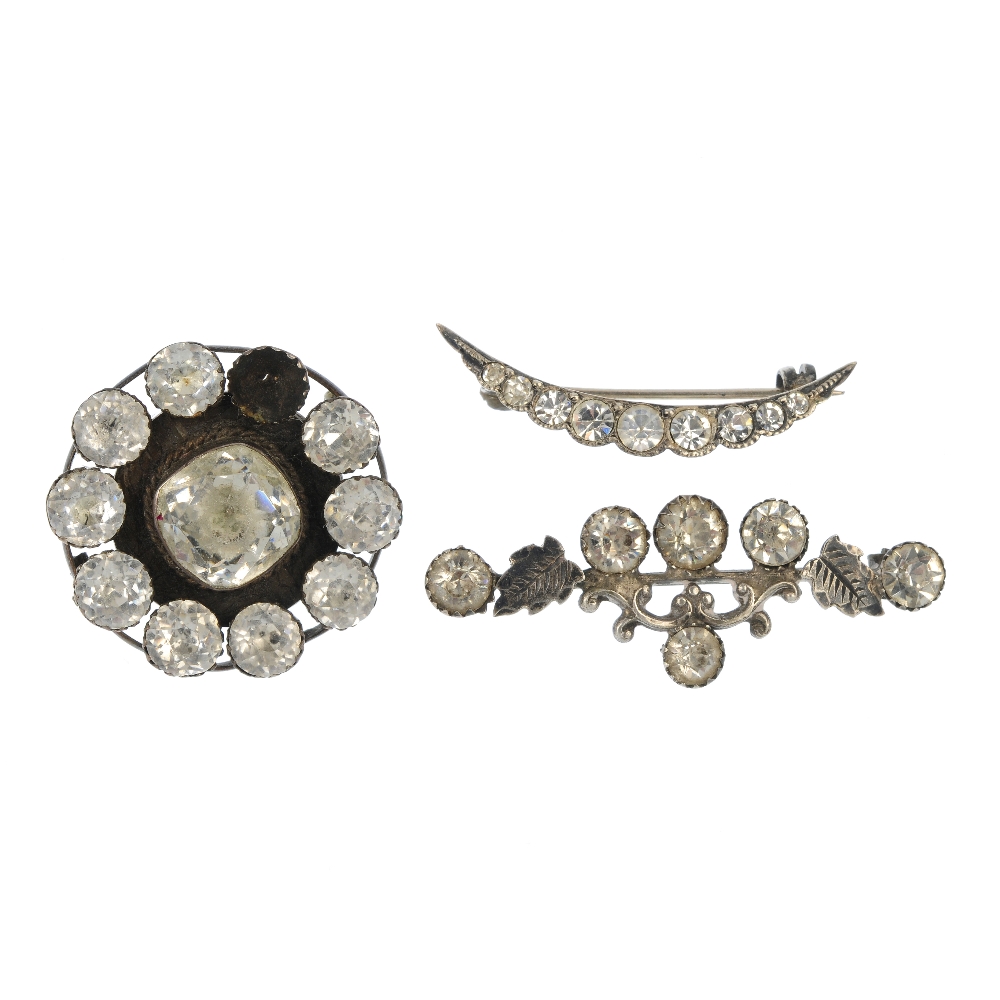 A selection of early 20th century paste jewellery. To include a swallow brooch, a tortoise brooch, a - Image 3 of 4