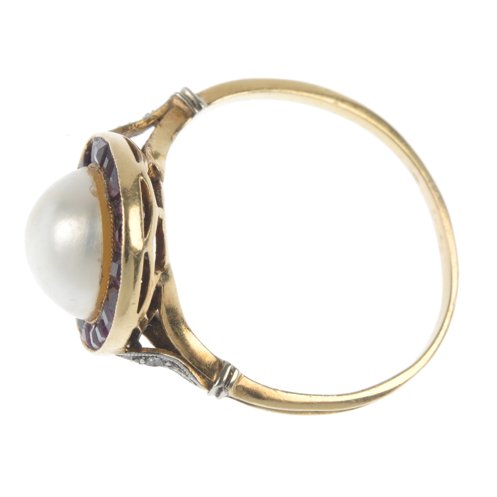 A gem-set ring. The mabe pearl, within a calibre-cut ruby surround, to the diamond point shoulders - Image 3 of 4